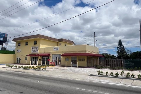 Commercial property in Hialeah, Florida № 1238598 - photo 1