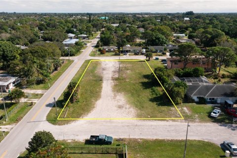 Commercial property in St. Lucie, Florida № 889668 - photo 1