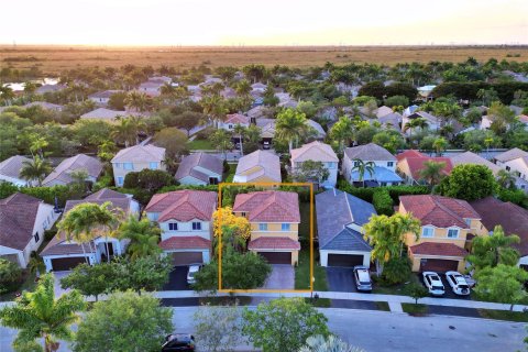 House in Weston, Florida 4 bedrooms, 176.98 sq.m. № 1210111 - photo 1