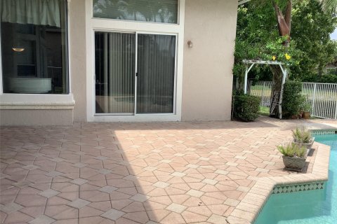 House in Coral Springs, Florida 4 bedrooms, 290.13 sq.m. № 1210115 - photo 4