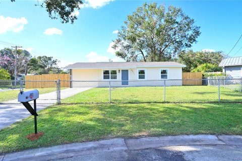 House in Tampa, Florida 4 bedrooms, 122.63 sq.m. № 1426413 - photo 2