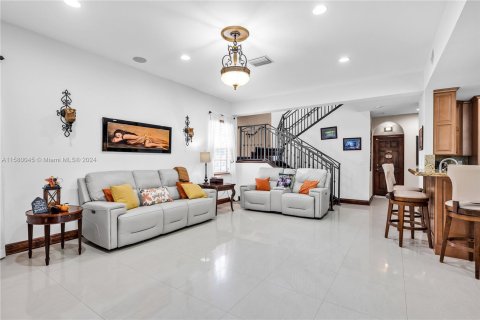 House in Miami, Florida 6 bedrooms, 359.44 sq.m. № 1161004 - photo 30