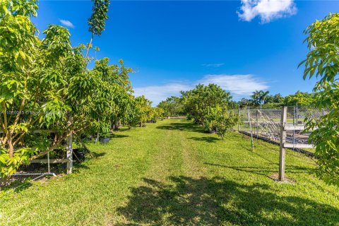 House in Miami, Florida 6 bedrooms, 359.44 sq.m. № 1161004 - photo 19