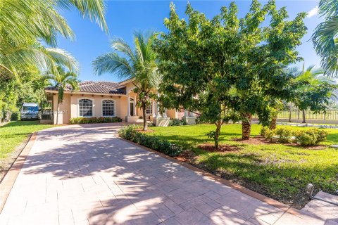 House in Miami, Florida 6 bedrooms, 359.44 sq.m. № 1161004 - photo 9