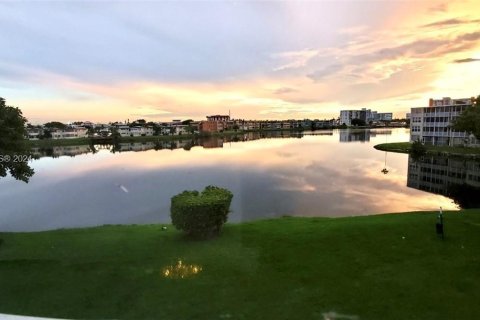 Copropriété à vendre à Miami, Floride: 2 chambres, 151.71 m2 № 1160964 - photo 17