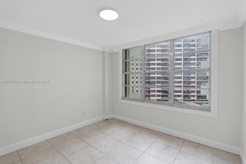 Condo in Miami Beach, Florida, 2 bedrooms  № 1281761 - photo 17