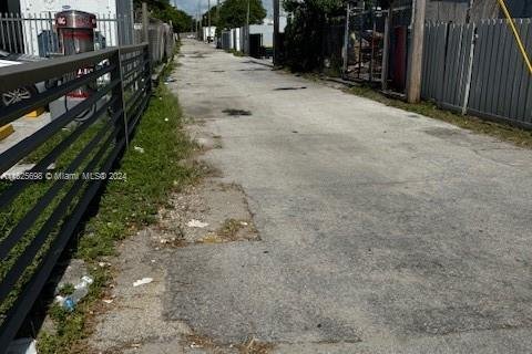 Commercial property in Miami, Florida № 1281760 - photo 5