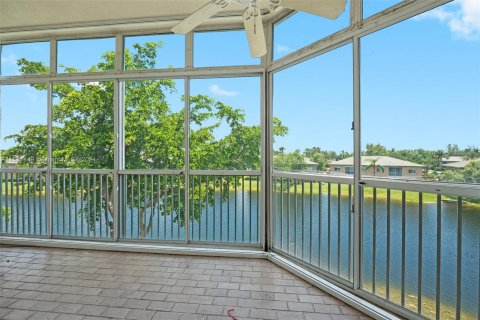 Condo in Tamarac, Florida, 2 bedrooms  № 1281813 - photo 9