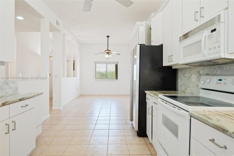 Condo in Tamarac, Florida, 2 bedrooms  № 1281813 - photo 14