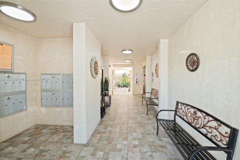 Condo in Tamarac, Florida, 2 bedrooms  № 1281813 - photo 2