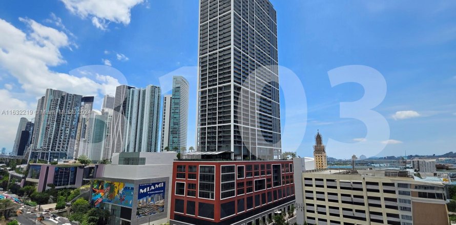 Estudio en el Condominio en Miami, Florida  № 1292732