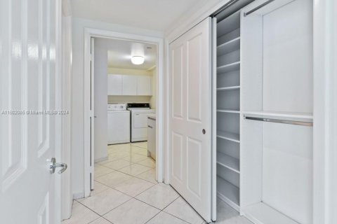 Condo in Miami, Florida, 2 bedrooms  № 1292697 - photo 12