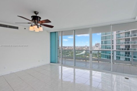 Condo in Miami, Florida, 2 bedrooms  № 1292697 - photo 3