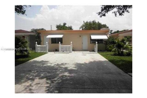 Propiedad comercial en venta en Hollywood, Florida, 81.1 m2 № 986247 - foto 1