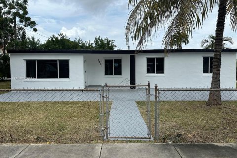 Villa ou maison à vendre à Miami, Floride: 4 chambres, 147.71 m2 № 1356938 - photo 1