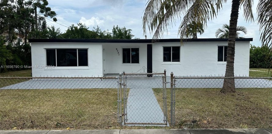 House in Miami, Florida 4 bedrooms, 147.71 sq.m. № 1356938