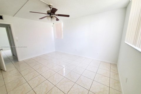 Condominio en venta en North Lauderdale, Florida, 2 dormitorios, 92.9 m2 № 1098111 - foto 17