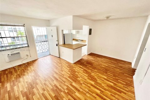 Condo in Miami Beach, Florida, 1 bedroom  № 1384010 - photo 3