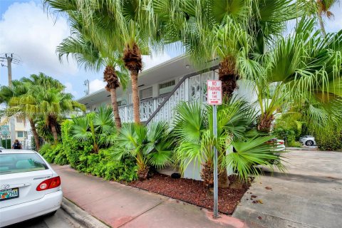 Condo in Miami Beach, Florida, 1 bedroom  № 1384010 - photo 12