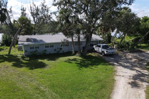 House in Punta Gorda, Florida 2 bedrooms, 157.19 sq.m. № 750940 - photo 2