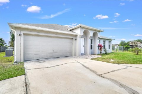 House in Kissimmee, Florida 4 bedrooms, 193.98 sq.m. № 1370074 - photo 1