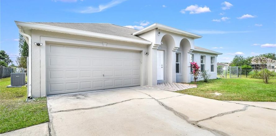 House in Kissimmee, Florida 4 bedrooms, 193.98 sq.m. № 1370074