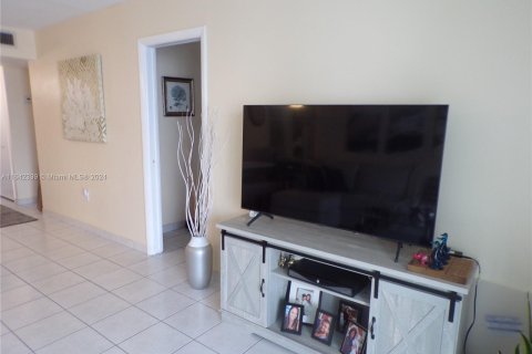 Condo in Aventura, Florida, 1 bedroom  № 1321523 - photo 16