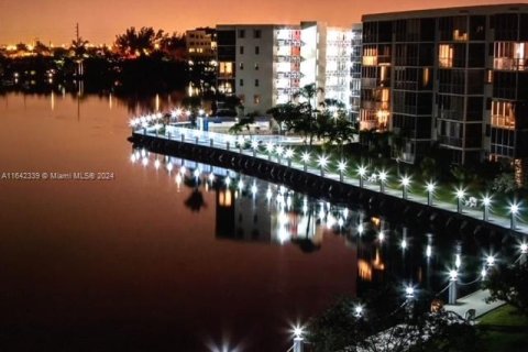 Condominio en venta en Aventura, Florida, 1 dormitorio, 71.35 m2 № 1321523 - foto 14