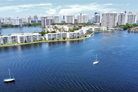 Condominio en venta en Aventura, Florida, 1 dormitorio, 71.35 m2 № 1321523 - foto 1