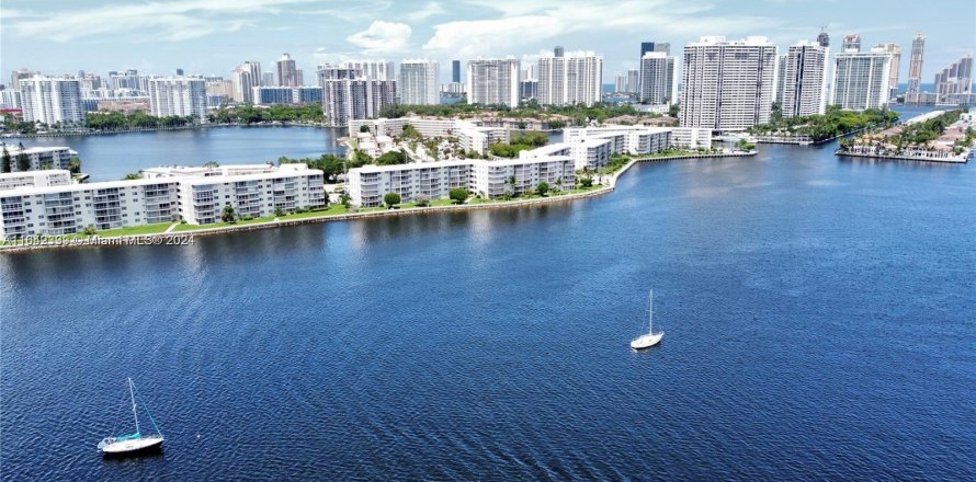 Condominio en Aventura, Florida, 1 dormitorio  № 1321523