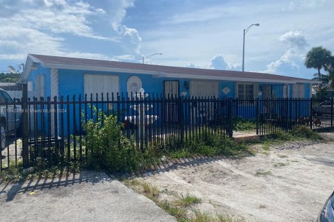 Propiedad comercial en venta en Miami, Florida, 192.96 m2 № 1321519 - foto 1