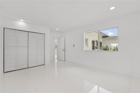 House in Miami Beach, Florida 3 bedrooms, 151.24 sq.m. № 1237675 - photo 17