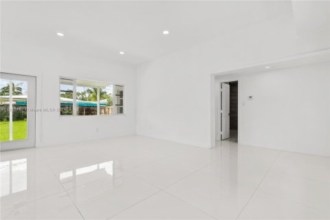 House in Miami Beach, Florida 3 bedrooms, 151.24 sq.m. № 1237675 - photo 6