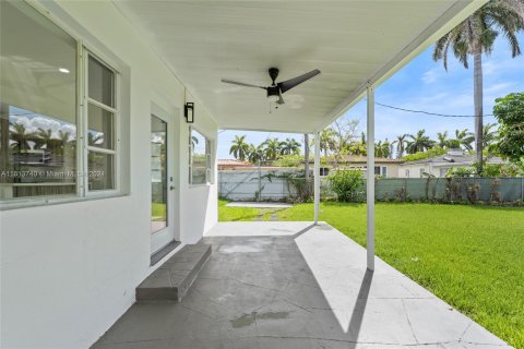 House in Miami Beach, Florida 3 bedrooms, 151.24 sq.m. № 1237675 - photo 23