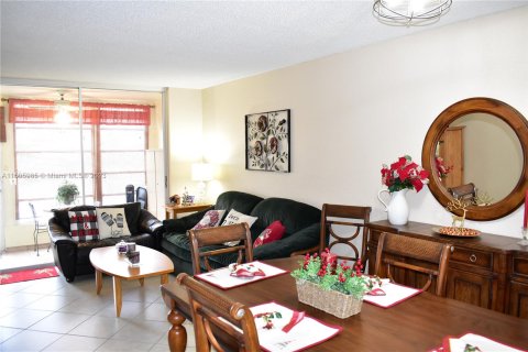 Condo in Sunrise, Florida, 1 bedroom  № 920835 - photo 1