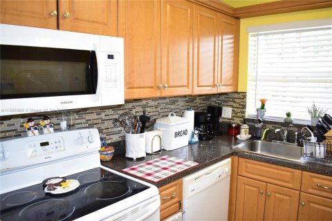 Condo in Sunrise, Florida, 1 bedroom  № 920835 - photo 8