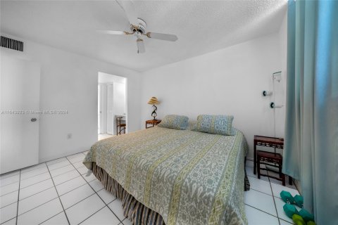 Condo in Miami Beach, Florida, 1 bedroom  № 1325507 - photo 15