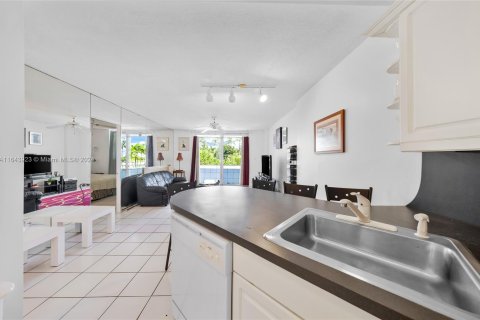 Condo in Miami Beach, Florida, 1 bedroom  № 1325507 - photo 8