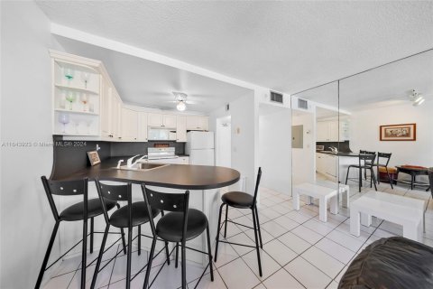 Condo in Miami Beach, Florida, 1 bedroom  № 1325507 - photo 7