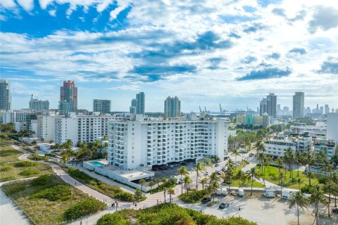 Condo in Miami Beach, Florida, 1 bedroom  № 1325507 - photo 24