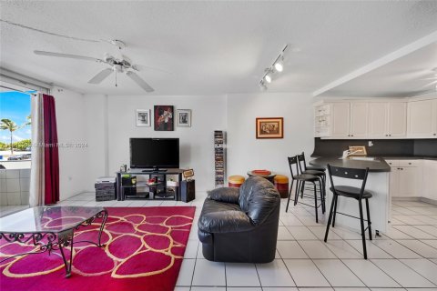 Condo in Miami Beach, Florida, 1 bedroom  № 1325507 - photo 11