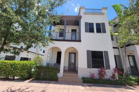 House in Doral, Florida 5 bedrooms, 194.72 sq.m. № 723973 - photo 1