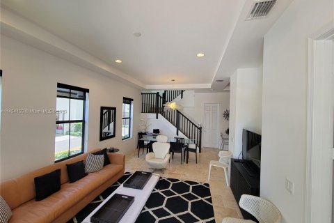 Villa ou maison à vendre à Doral, Floride: 5 chambres, 194.72 m2 № 723973 - photo 3
