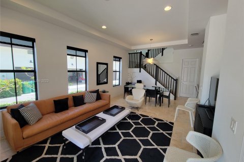 Villa ou maison à vendre à Doral, Floride: 5 chambres, 194.72 m2 № 723973 - photo 4