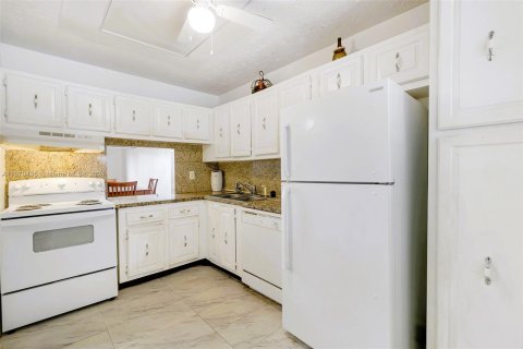 Condo in West Palm Beach, Florida, 2 bedrooms  № 1408416 - photo 13