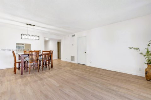 Condo in West Palm Beach, Florida, 2 bedrooms  № 1408416 - photo 2