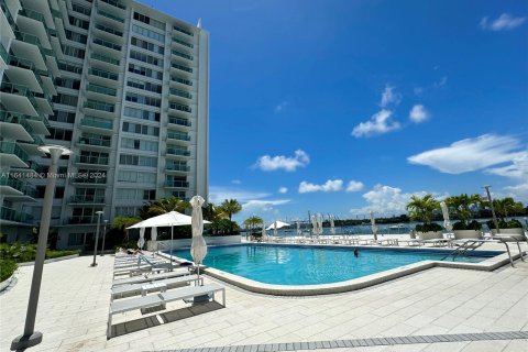 Condo in Miami Beach, Florida, 2 bedrooms  № 1319143 - photo 22