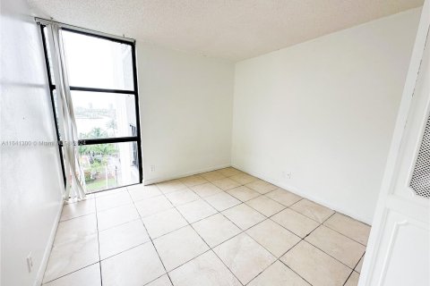 Condo in Sunny Isles Beach, Florida, 2 bedrooms  № 1319025 - photo 14