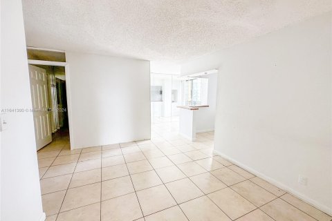 Condo in Sunny Isles Beach, Florida, 2 bedrooms  № 1319025 - photo 9