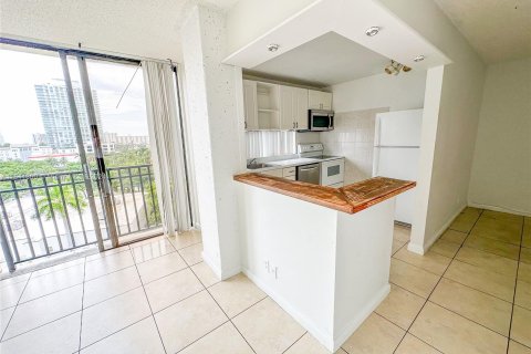 Condo in Sunny Isles Beach, Florida, 2 bedrooms  № 1319025 - photo 3